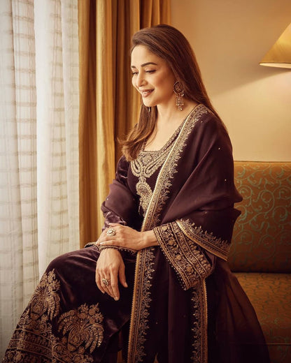 Elegant Designer Suit – A Timeless Beauty